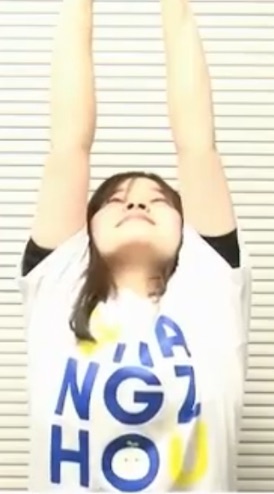 手を組んで、上に伸ばす