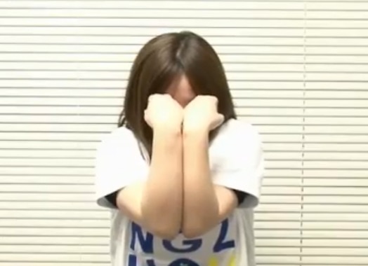 肘を前方に背中を丸める