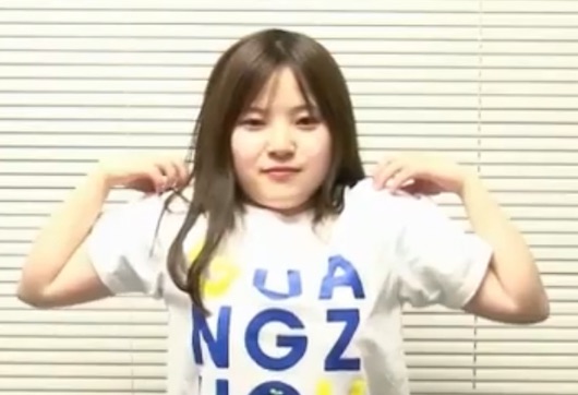 肘を後方に引き胸を張る